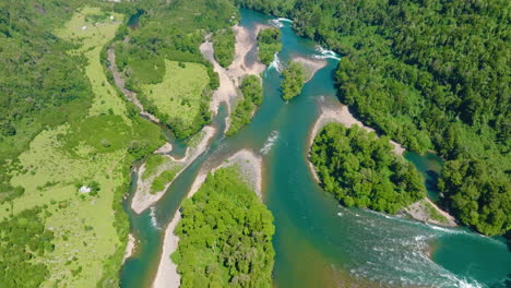 Luftaufnahme-über-Dem-Fluss-Puelo-Im-Seengebiet-In-Chile