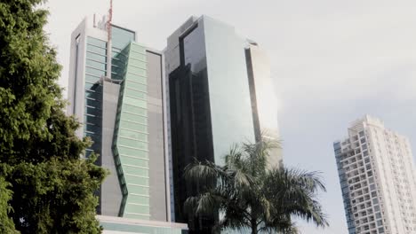 Schwenkaufnahme-Ultramoderner-Gebäude-Und-Der-Wunderschönen-Designarchitektur-Des-Städtischen-Stadtbildes-Von-Panama-Stadt