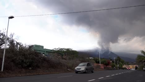 Vehículos-De-Emergencia-Y-Automóviles-Se-Alejan-Del-Volcán-Cumbre-Vieja-En-Erupción-En-La-Palma-En-Las-Islas-Canarias