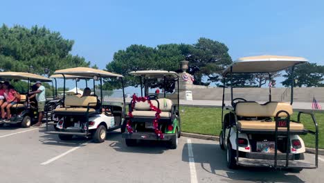 Carritos-De-Golf-Estacionados-En-El-Memorial-Internacional-De-La-Paz-De-La-Victoria-De-Perry,-Put-in-bay-South-Bass-Island-Ohio-Usa