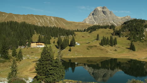 Acercamiento-De-Una-Casa-Junto-Al-Lago-Del-Lago-Korbersee-En-Austria