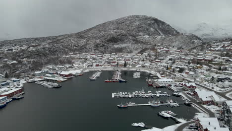 Winterpanorama-Der-Mit-Neuschnee-Bedeckten-Stadt-Skjervøy-Mit-Blick-Auf-Die-Hafenwerft-Und-Den-Gelben-Kran,-Nordnorwegen