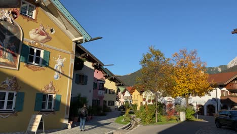 Fritz-Prölß-Square-with-colorful-wall-paintings-on-historical-buildings-in-the-old-bavarian-town-of-Mittenwald-in-Germany