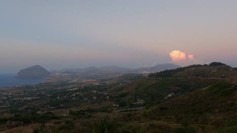 Atemberaubende-Luftaufnahme-Des-Sizilianischen-Naturschutzgebiets-Monte-Cofano-Und-Des-Golfs-Bei-Sonnenuntergang,-Italien