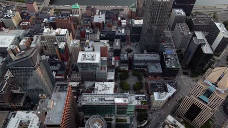 Luftaufnahme-Mit-Blick-Auf-Gebäude-Und-Ruhige-Straßen-Der-Innenstadt-Von-Pittsburgh,-USA-–-Schwenk,-Drohnenaufnahme