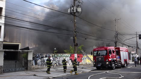 Langsamer-Schwenk-Nach-Rechts-Zeigt-Feuerapparat-Bei-Einem-Großen-Stadtbrand-In-Sao-Paulo,-Auf-Der-Tereza-Cristina-Avenue,-Bezirk-Ipiranga