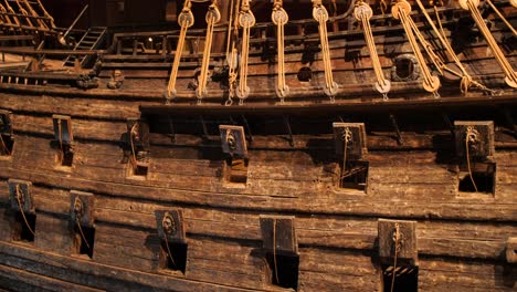 Ort,-An-Dem-Kanonen-Im-Zerstörten-Schwedischen-Kriegsschiff-Vasa-Installiert-Wurden,-Das-1626-Im-Jahr-1628-Gebaut-Wurde,-Im-Vasa-Museum-In-Stockholm,-Schweden