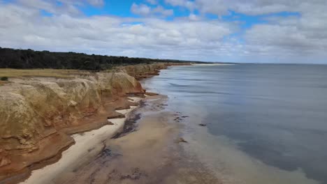 Vuelo-De-Drones-Sobre-Una-Playa-Con-Rocas-Rojas,-Isla-Canguro,-Sur-De-Australia