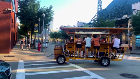 Pittsburgh-Party-Pedaler,-Pittsburghs-Originales-Partyfahrrad-Mit-16-Personen-Party-Auf-Rädern-In-Der-Innenstadt-Von-Pittsburgh,-Pennsylvania