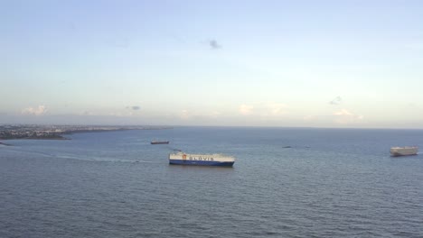 Frachtschiff-Im-Hafen-Von-Santo-Domingo