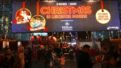 Menschen,-Die-Auf-Dem-Weihnachtsmarkt-Am-Leicester-Square-In-London,-Großbritannien,-Ein--Und-Ausgehen