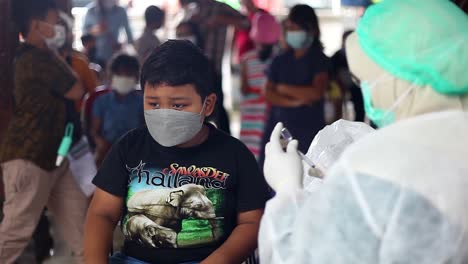Yogyakarta,-Indonesien-–-20.-Dezember-2021:-Ein-Grundschuljunge-Hat-Angst,-Den-Covid-19-Impfstoff-Zu-Erhalten
