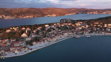 Blick-Auf-Die-Küste-Der-Adriatischen-Stadt-Rogoznica,-Region-Zentraldalmatien-In-Kroatien---Drohnenaufnahme-Aus-Der-Luft