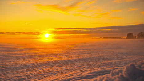 Zeitraffer-Eines-Majestätischen-Sonnenuntergangs-über-Einer-Schneebedeckten-Landschaft
