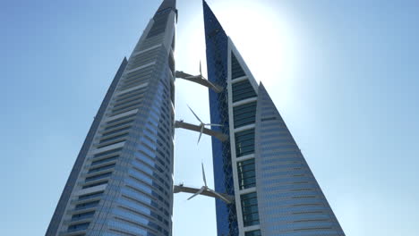 Ikonische-Außenseite-Des-World-Trade-Centers-In-Bahrain-Mit-Drei-Windkraftanlagen-Zwischen-Zwei-Wolkenkratzern