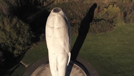 El-Sueño-Escultura-Audaz-Bosque-Punto-De-Referencia-Cara-Obelisco-Estatua-Vista-Aérea-St-Helens-Ojo-De-Pájaro-Retroceder