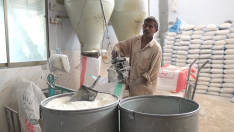 Männlicher-Fabrikarbeiter-Versiegelt-Mehlsack-In-Karatschi,-Pakistan