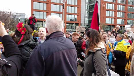 Gruppe-Von-Menschen-Bei-Der-Ukrainischen-Anti-Kriegs-Protestkundgebung-Auf-Der-Manchester-City-Street