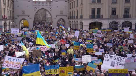 Miles-De-Personas-Protestan-En-Munich-Por-La-Paz-En-Ucrania-Después-De-Que-Rusia-Invadiera-Ucrania