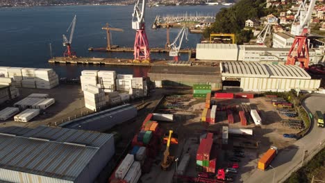 Hafen-Mit-Großen-Schiffscontainern,-Die-In-Der-Nähe-Eines-Lagerhauses-In-Vigo,-Spanien,-Gelagert-Oder-Verarbeitet-Werden
