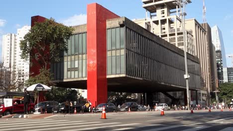 Edificio-Masp,-Museo-De-Arte-De-São-Paulo,-En-La-Avenida-Paulista-Durante-El-Día