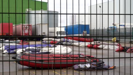 Los-Barcos-Utilizados-Por-Los-Inmigrantes-Para-Cruzar-El-Canal-De-La-Mancha-Son-Confiscados-Por-La-Fuerza-Fronteriza-Del-Reino-Unido-Y-Almacenados-Cerca-De-Dover-En-Kent,-Reino-Unido.
