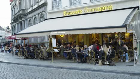Restaurantes-Y-Bares-Reabren-Después-De-Semanas-De-Restricciones-De-Cierre-En-Medio-Del-Brote-De-La-Enfermedad-Coronavirus-En-Bruselas,-Bélgica