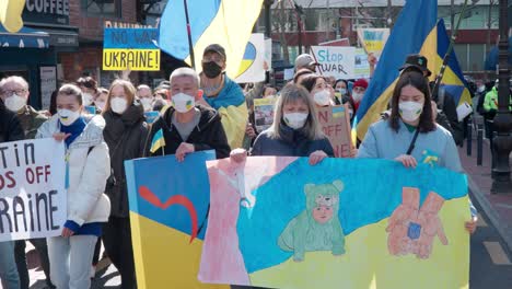 La-Gente-Protesta-En-Seúl-Con-Carteles-&quot;quitando-Las-Manos-De-Ucrania&quot;,-&quot;no-A-La-Guerra-En-Ucrania&quot;-Durante-La-Marcha-De-Los-Ucranianos-Contra-La-Guerra-Rusa-Contra-La-Ucrania-Pacífica