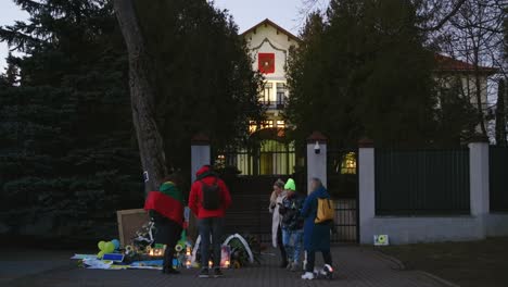 Menschen-Stellen-Kerzen-In-Der-Nähe-Der-Russischen-Botschaft-In-Vilnius-Auf
