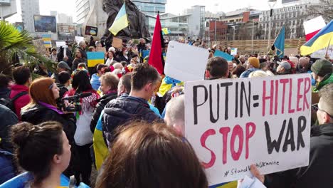 Multitud-De-Personas-En-Ucrania-Manifestación-De-Protesta-Contra-La-Guerra-En-Las-Calles-De-La-Ciudad-De-Manchester