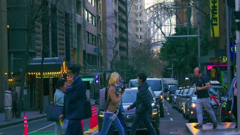Autos-Geben-Nach,-Wenn-Fußgänger-In-Sydney,-Australien,-Die-Straße-überqueren