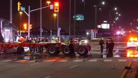 Bomberos-Y-Policías-En-La-Escena-Del-Accidente-Del-Automóvil-Alojado-En-Un-Camión-De-Plataforma-Después-De-Un-Accidente-De-Alta-Velocidad,-Brampton,-Ontario,-Canadá,-Amplia-Toma-Panorámica