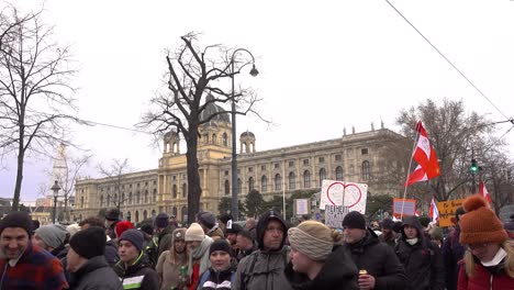 Gente-Marchando-Por-Las-Calles-De-Viena-Con-El-Telón-De-Fondo-Del-Museo-Histórico-Natural