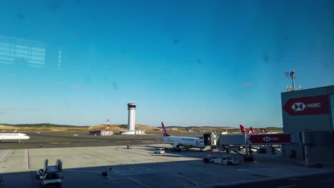 Zeitraffer-Eines-Flugzeugs-Der-Türkischen-Fluggesellschaft,-Das-Sich-Auf-Den-Nächsten-Flug-Am-Neuen-Flughafen-Istanbul-Vorbereitet
