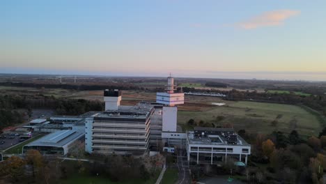 Orion-Gebäude-Und-Pegasus-Turm,-BT-Bürogebäude-Martlesham,-Großbritannien,-Drohnenansicht,-Goldene-Stunde