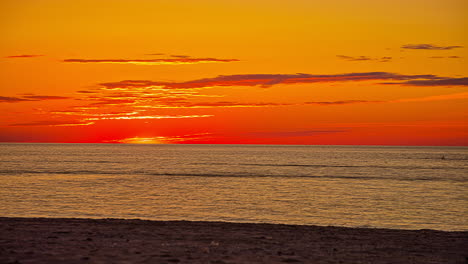 Wunderschöner-Sonnenuntergang-Am-Horizont,-Bis-Er-Hinter-Der-Meeresoberfläche-Verschwindet