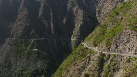 Vista-Aérea-Del-Camino-Sinuoso-En-La-Ladera-De-La-Montaña-En-El-Valle-De-Swat