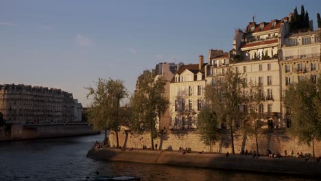 Still-shot-of-seine-riverbank-in-Paris-during-sunset,-riverside-shore-in-France