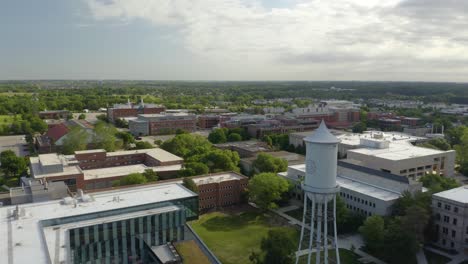 Drohne-Enthüllt-Campus-Der-Iowa-State-University,-Marston-Water-Tower