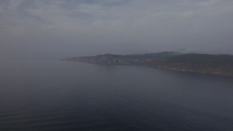 Dunstige-Insel-An-Der-Küste-Von-Cabo-Home-In-Galizien,-Spanien