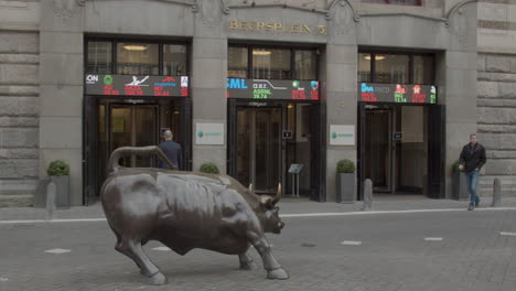 Stockbroker-entering-the-Amsterdam-Stock-Exchange