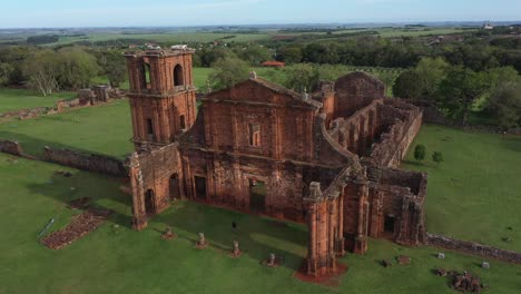 Impresionantes-Vistas-De-Las-Antiguas-Ruinas-De-La-Iglesia-De-Arenisca-Roja-De-Sao-Miguel-Das-Missoes-En-El-Campo-Brasileño