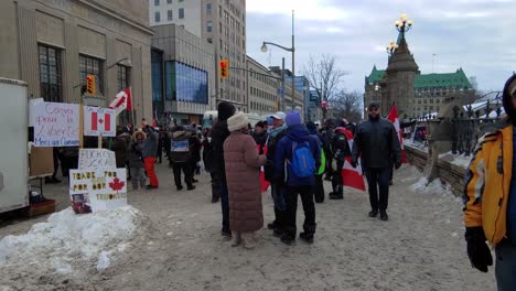 Gente-Protestando-En-La-Calle-Ottawa,-Mitin-De-Convoyes-De-Libertad,-Banderas-Canadienses,-Movimiento-De-Caminar