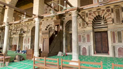 Dekoriertes-Heiligtum-Im-Inneren-Der-Sultan-al-Mu&#39;ayyad-Moschee-In-Der-Altstadt-Von-Kairo-Und-Betende-Muslimische-Menschen,-Ägypten