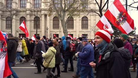 Profile-Medium-shot-of-anti-corona-measures-protests-in-Vienna,-Austria