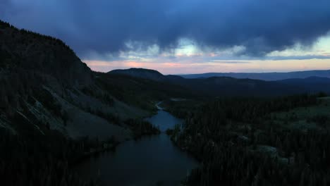 Berge-Bei-Sonnenuntergang-In-Den-Mammutseen-Der-östlichen-Sierra,-Kalifornien,-USA