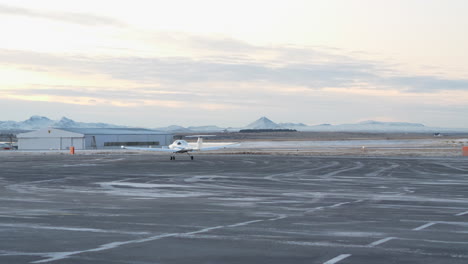 Leichtflugzeug-Auf-Dem-Vereisten-Flughafen-Von-Reykjavik-Im-Morgenlicht