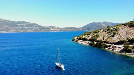 Ruhige-Landschaft-Eines-Segelboots,-Das-Auf-Dem-Blauen-Ozean-Von-Agia-Sofia-In-Griechenland-Segelt-–-Luftaufnahme-Einer-Drohne