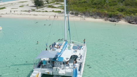 Antenne---Katamaranboot-Auf-Klarem-Wasser,-Cayo-Icacos,-Puerto-Rico,-Spinning-Shot