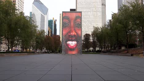 Kunst-Im-öffentlichen-Raum-Einer-Afroamerikanischen-Frau,-Die-Im-Innenstadtpark-Lächelt